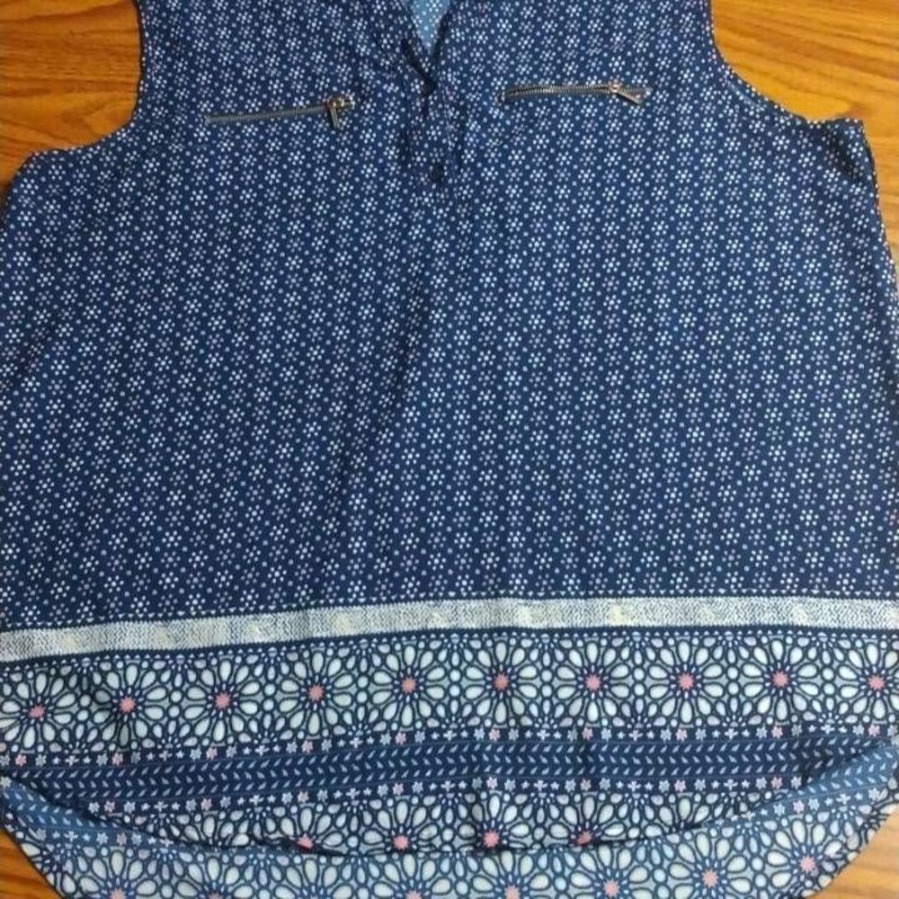 Women's Time To Bloom Sleeveless Tank Top Lightweight Blouse In A Size XL